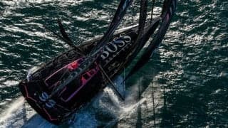 リオデジャネイロ沖を走る〈HUGO BOSS〉船体にダメージ発見