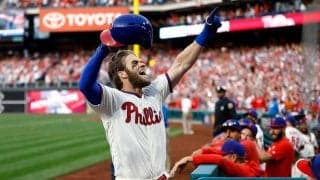 【MLB】“342億円男”ハーパーの「美しい赤ちゃん」　美人妻との3ショットにファン絶賛