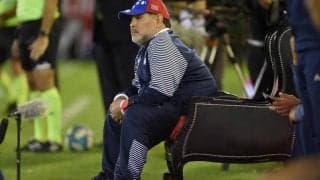 マラドーナ氏がキャリア晩年を過ごしたニューウェルズも追悼の言葉 昨年の凱旋時には“玉座”でおもてなし