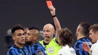 “真っ赤”になって怒るビダル  レッドカード判定への不満を爆発！