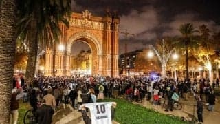 バルセロナとマラドーナ永遠の別れ 数千人が市街に集まり絶叫「私たちは彼を愛している」