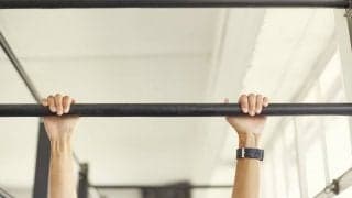 鉄棒やチンニングバーに「ぶら下がる」だけでも効果はある？メガロストレーナーが解説