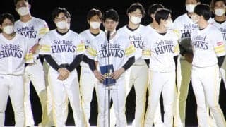 鷹・栗原が工藤監督にドッキリ仕掛けファン爆笑　即席ダンスメンバーに“指名”