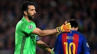 「メッシが小さい子どものよう」レジェンドGKブッフォンとのユニフォーム交換前に見せた行動が話題に