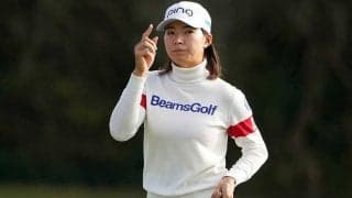 V王手の渋野日向子が日没後まで練習　米メディア撮影「シブノが第3ラウンド後に練習」
