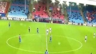 プレミアリーグで“珍事”、試合前の「膝つき」行為を忘れてしまう