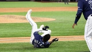 【MLB】相手選手に消毒液、挟殺プレーを頭で“回避”…珍プレーもメジャー級でファン爆笑