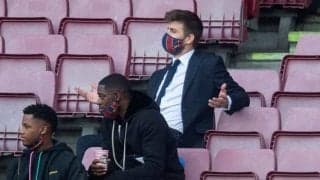 ド派手なパンツ姿から一転スーツにネクタイ姿で登場したピケ、その理由は!?