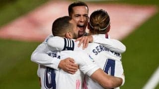 ”白い巨人”の強さの秘訣！紅白戦での” 熱い”抱擁にサポーターも感激