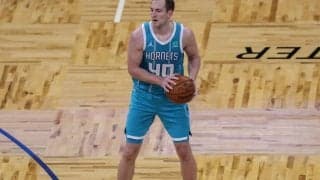 ホーネッツの先発センター、コディ・ゼラーがキャブズとの開幕戦で左手を骨折