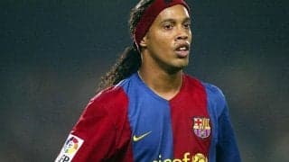 天才ファンタジスタ、ロナウジーニョが相手GKの読みの裏をかいた豪快FK弾【ビューティフル・フリーキック】