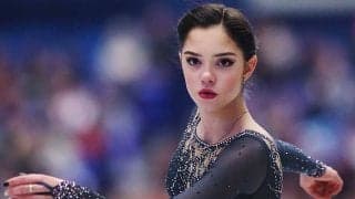 メドベージェワ、全身レッドの“暖かクリスマスコーデ”に海外反響「可愛いソックス」