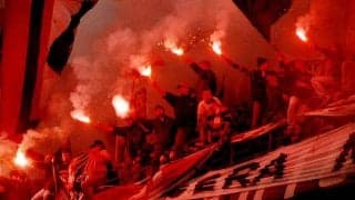 暗闇が真っ赤に染まる！首位で年越しのミランサポが段違いの祝福！