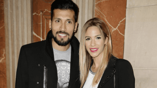 元バレンシアDF “熱烈キス・ダンス”で妻と幸せなクリスマスを過ごす