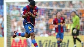 バルサでキャリア全盛期を迎えていたファンタジスタ、ロナウジーニョが豪快な弾丸FK【ビューティフル・フリーキック】