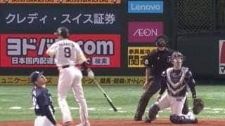 「何度見ても衝撃」「サードフライかと思った」　鷹・柳田の“1回転ノールック弾”