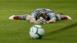 【珍プレー好プレー】30秒で天国から地獄へ…！試合終了間際、決死の攻撃参加から劇的ゴールを決めたGKを悲劇が襲う！《2020年11月・珍プレー》