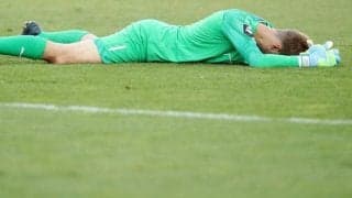 【珍プレー好プレー】「自業自得だ」” 時間稼ぎ”に失敗したGKがボールを奪われ失点、チームは敗れプレーオフ敗退《2020年12月・珍プレー》