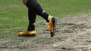 【サッカー迷珍場面】もはやコント!大嵐の中、超劣悪ピッチでサッカーをしてみた結果が悲惨