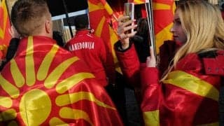 【サッカー迷珍場面】ラグビー選手が乱入!? 北マケドニアで衝撃の茶番劇、ドリブルするボールに別のボールを投げつける