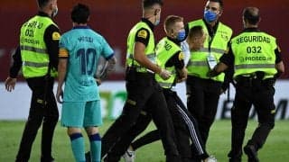 【サッカー迷珍場面】警備の薄さを利用? マジョルカvsバルセロナに10代男性が乱入「メッシと写真を」