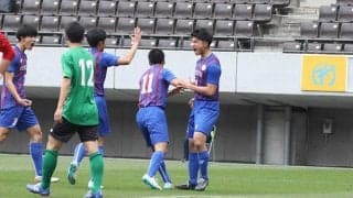 堅守披露の山梨学院が11年ぶりベスト4！ プロ内定4選手擁する昌平は猛攻も2年連続のベスト8敗退《高校サッカー》