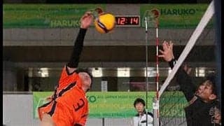 身長２１０センチの牧、ブロック上からアタック！！高松工芸が初戦突破／春高バレー
