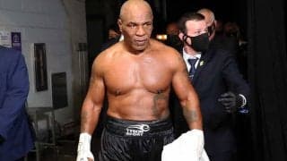 54歳タイソンが響かせる衝撃音　のけ反る左フックに反響「破壊的なハンマー…ヤバいな」