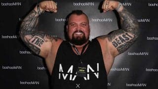 「なんという変化だ」　美女4人持ち上げる“世界最強の男”、35kg減量ボディに大反響