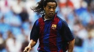 伝説の始まり！ロナウジーニョのバルサ初ゴールは、矢のようなクロスバー直撃ミドル【スーパーゴール図鑑/バルセロナ編】