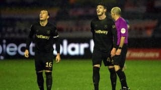 突然の轟音に試合中断！しかし、美しさに思わず主審と選手も空を見上げる