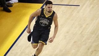 リハビリに取り組むクレイ・トンプソンが試合観戦…ウォリアーズ指揮官は「彼はすべてにおいて楽観的」