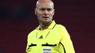 審判が選手を蹴ってレッドカード…3年前の珍事に再脚光「近年のサッカー界で最も衝撃的な瞬間の1つ」