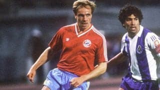 浦和でも活躍したルンメニゲのアクロバティックなアウトサイドボレー【スーパーゴール図鑑/バイエルン編】