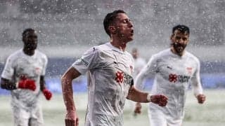 ピッチで選手が行方不明　欧州サッカーの“奇跡の1枚”に仰天「この写真はおかしい」