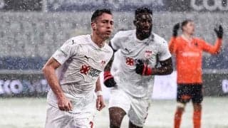 「この写真から何人見つかる？」　選手が消えた冬のサッカー中継画面に英メディア仰天