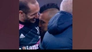 ビダル ユーヴェDFとハグの際に古巣エンブレムにキス