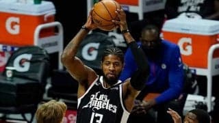 【NBA】まるで空中を「平行移動」　スター選手の豪快ダンクに米興奮「5歩進んでる」「エグい」