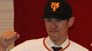 巨人・井納翔一が笑顔の始動　新天地でカメラ目線＆初ブルペン投球を披露