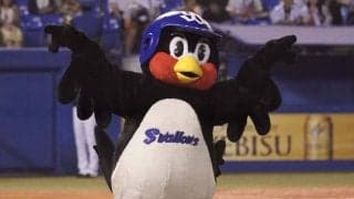 つば九郎が年俸2.8万円でサイン　会見後のアクシデントに“赤面”？「はずいぜ～」