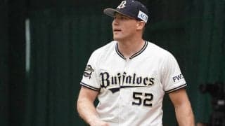 美人妻からの抱擁に笑顔が止まらない…オリ助っ人右腕が“幸せ2ショット”公開