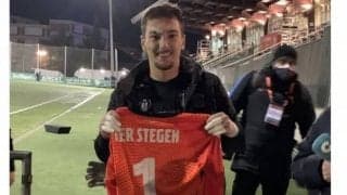 守護神からのプレゼント コルネジャGKがユニを受け取る