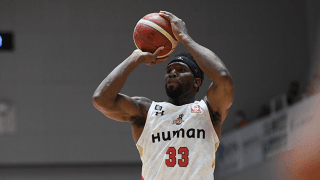 最終Qに13連続得点をマークした大阪エヴェッサ、新潟アルビレックスBBを突き放し今季15勝目を獲得