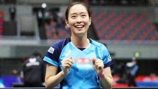 石川佳純「嬉しすぎて感動」　加藤美優からのサプライズ花束に“最高の笑顔”で感謝