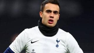 絶対楽しい！ トッテナムDFが真っ白なピッチをソリで爆走、積雪に選手たちもはしゃぐ！