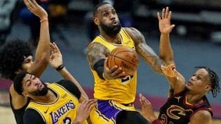 【NBA】レブロンが押し飛ばした　味方と衝突“豪快ブロック”に米驚愕「相手がかわいそうだ」