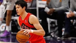 キャリアハイに並ぶ7リバウンドを記録したラプターズの渡邊雄太…ディフェンスでアデトクンボと1対1をする場面も