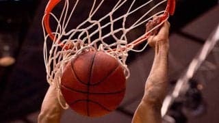 米高校バスケであわや大惨事　アリウープでリング落下に海外衝撃「とてつもない恐怖」