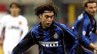 レコバが“魔法の左足”で決めた驚愕50m級ロングシュート!【スーパーゴール図鑑/インテル編】