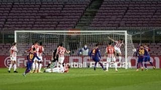 敵DFも届かないメッシの完璧なFK弾 バルサでの節目のゴールに...